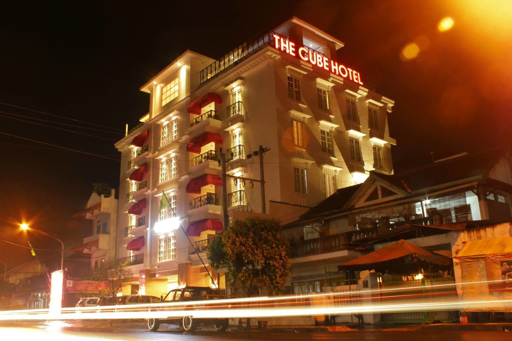 The Cube Malioboro Hotel Yogyakarta Exterior photo